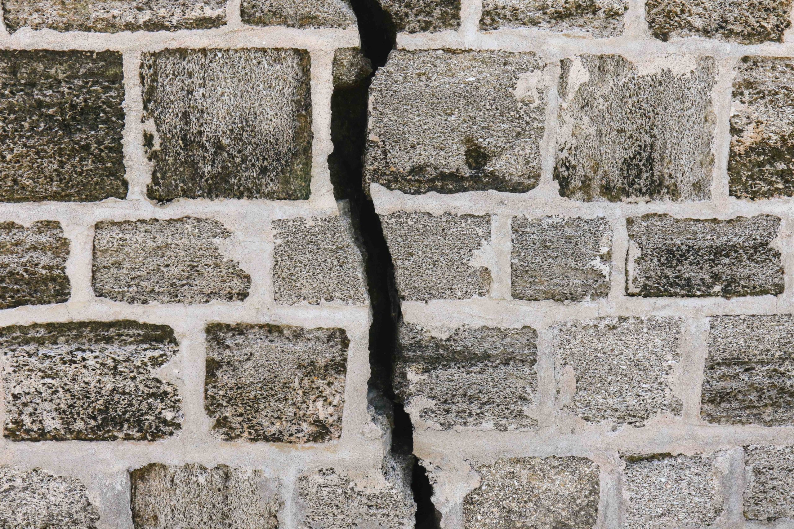 Fissures des murs : que couvre la garantie décennale ? 